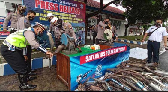 Satlantas Polres Boyolali memusnahkan knalpot tidak standar atau knalpot brong, di Kantor Satlantas Polres Boyolali