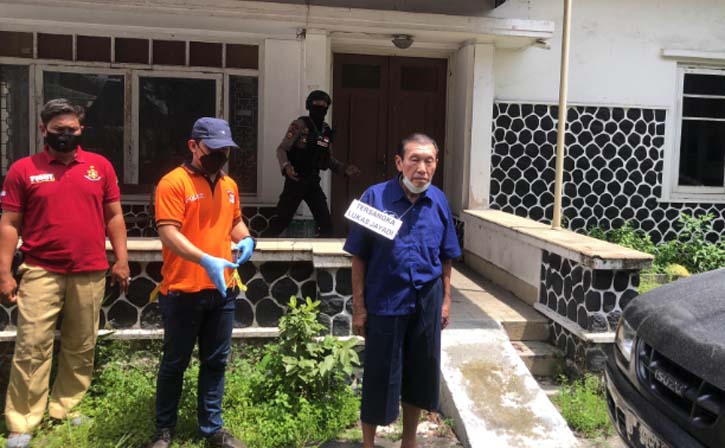 Tersangka penembakan Lukas Jayadi memeragakan adegan saat menembaki mobil Toyota Alphard milik Bos Duniatex dalam rekonstruksi di Jl. Monginsidi Solo, Kamis (28/1/2021). (Solopos-Ichsan Kholif Rahman)