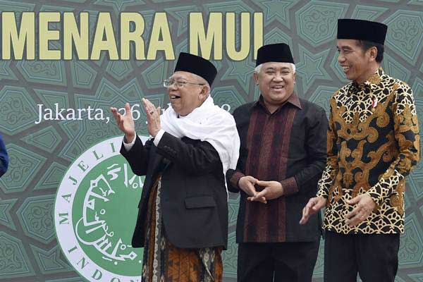 Presiden Joko Widodo (kanan) bersama Ketua Umum Majelis Ulama Indonesia (MUI) Ma'ruf Amin (kiri) dan Ketua Dewan Pertimbangan MUI Din Syamsuddin saat acara peletakkan batu pertama proyek pembangunan Menara MUI di Bambu Apus, Jakarta, Kamis (26/7/2018). (Antara-Puspa Perwitasari)