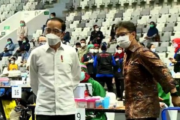 Presiden Joko Widodo didampingi Menteri Kesehatan Budi Gunadi Sadikin meninjau vaksinasi Covid-19 massal di Istora Senayan, Jakarta, Kamis 4 Februari 2021. (Bisnis-Sekretariat Presiden)