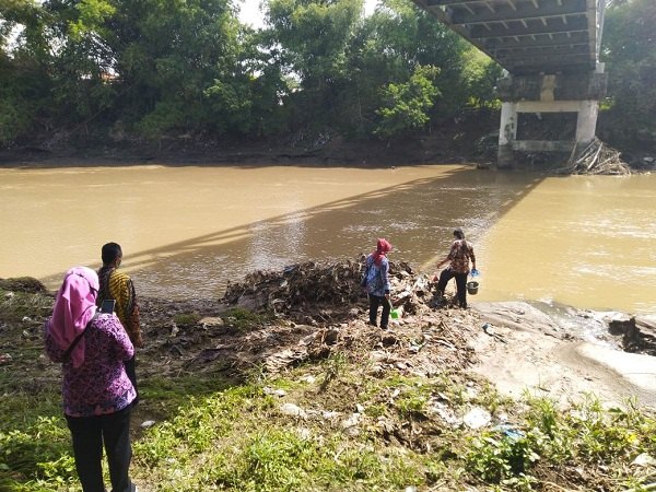 Pencemaran Bengawan Solo, Ecoton: Cabut Izin Lingkungan