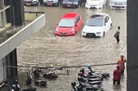 Sejumlah kendaraan yang terparkir di halaman Kantor Pemprov Jateng terendam air akibat hujan deras yang melanda Kota Semarang, Selasa (23/2/2021) sore. (Semarangpos.com-BPBD Kota Semarang)