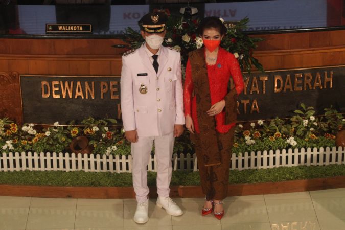 Gibran Rakabuming Raka dan istrinya, Selvi Ananda, sesuai pelantikan wali kota Solo di Gedung DPRD, Jumat (26/2/2021). (Solopos/Nicolous Irawan)