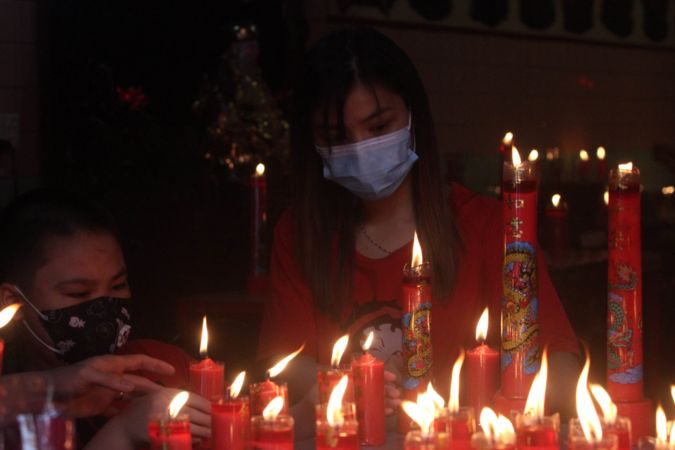Sembahyang - Bagi Angpau, Ini Sederet Tradisi Perayaan Imlek di Solo
