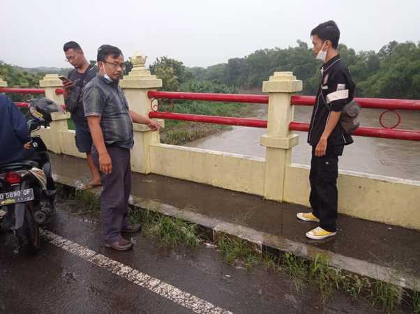 Mendadak Pusing, PNS Karanganyar Jatuh Ke Sungai Dari Jembatan Ring Road Sroyo