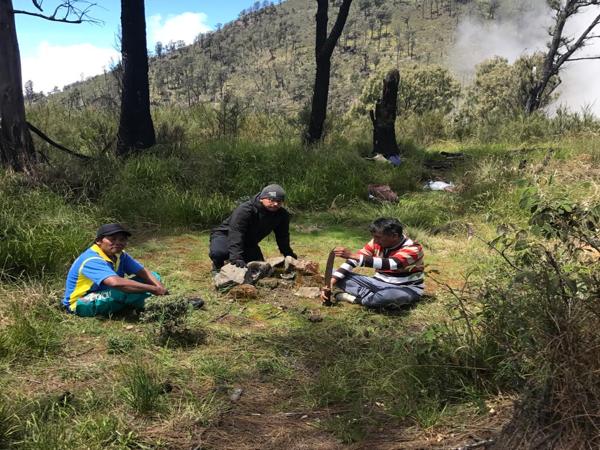 Anggota DPRD Karanganyar, Tony Hatmoko, (mengenakan kacamata), saat mendaki dan bermalam di Gunung Lawu bersama rekan-rekannya. (Istimewa)