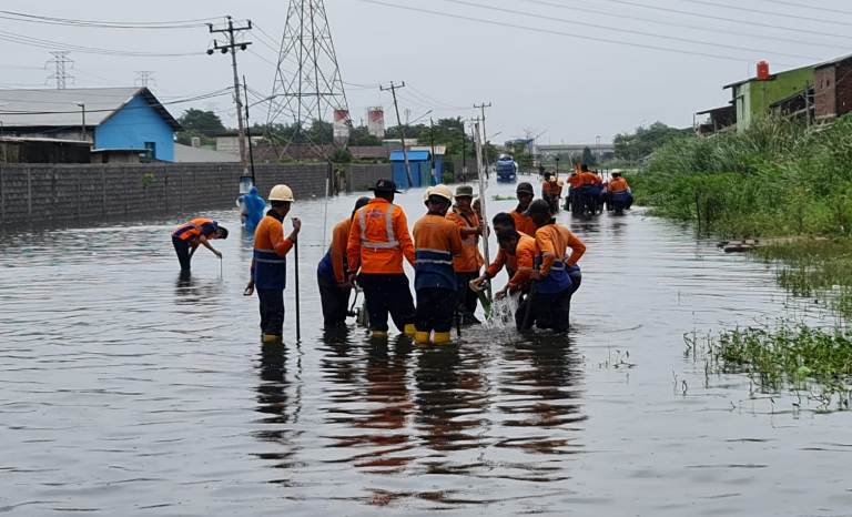 Jalur Kereta Api Masih Terendam Banjir, Rel di Semarang Ditinggikan