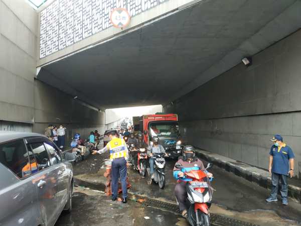 Petugas Kemenhub meninjau kerusakan pada underpass Makamhaji terkait kesiapan rencana perbaikan pada 5 Februari lalu. (Istimewa/Dishub Sukoharjo)