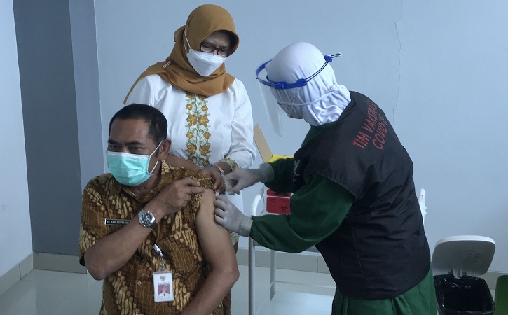 Tensi Sempat Tinggi, Wali Kota Solo Akhirnya Disuntik Vaksin Sinovac