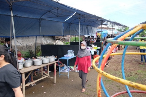 Suasana aktivitas perdagangan di Pasar Krempyeng, RT 005/RW 011 Kelurahan Sangkrah, Kecamatan Pasar Kliwon, Solo, Minggu (28/2/2021). Warga membangun pasar yang buka setiap Minggu untuk memasarkan produk warga setempat. (Solopos.com-Wahyu Prakoso)