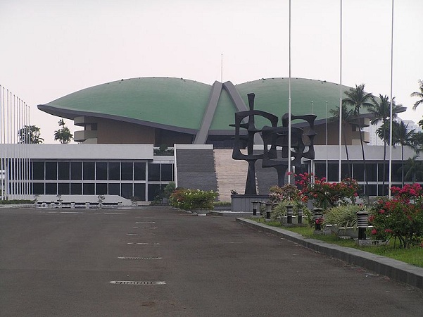 Gedung MPR DPR DPD (Wikimedia.org)
