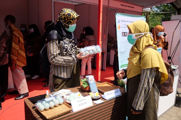 Telur asin rendah sodium karya UNS Solo. Produk ini dipamerkan di kampus tersebut, Jumat (19/3/2021). (Solopos/Wahyu Prakoso)