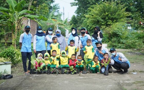 Mahasiswa KKN UNS bersama anak-anak di Sragen (istimewa)