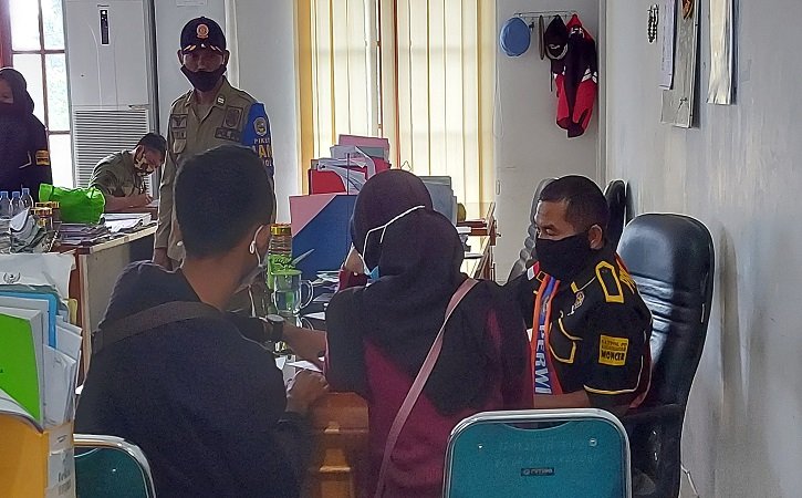 Dua sejoli mendapat pembinaan di Kantor Satpol PP Kabupaten Karanganyar pada Kamis (25/3/2021) karena tertangkap kamera warga saat sedang berpelukan di Alun-Alun Kabupaten Karanganyar. (Solopos/Sri Sumi Handayani)