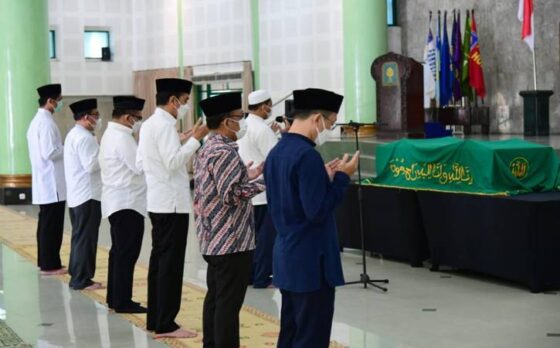 Presiden Joko Widodo (tengah) mengikuti salat jenazah Artidjo Alkostar di Masjid Ulil Albab, Kampus Terpadu Universitas Islam Indonesia (UII), Senin (1/3/2021) pagi. (Istimewa/Biro Pers Presiden)