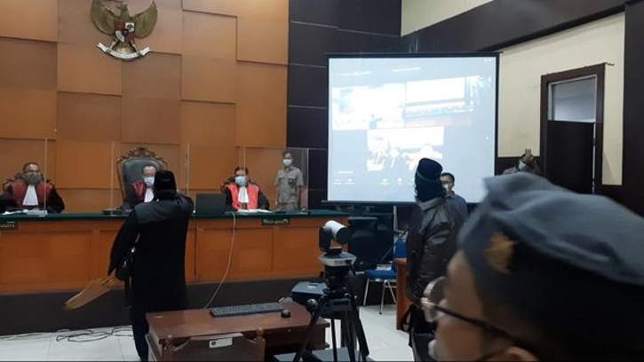 Pengacara Rizieq Syihab, Novel Bamukmin, maju memprotes hakim PN Jakarta Timur, Selasa (16/3/2021). (detik.com)