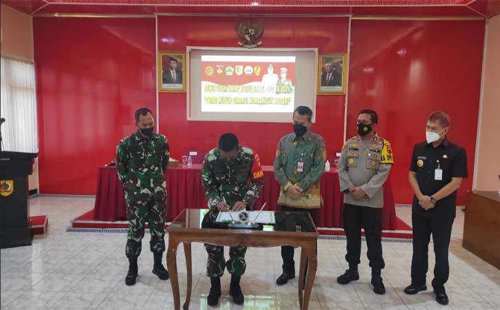 Penandatanganan naskah penyerahan hasil kegiatan TMMD dalam rangka penutupan TMMD reguler ke-110 2021 di Ruang Khayangan, Kompleks Setda Wonogiri, Rabu (31/3/2021). (Solopos-M. Aris Munandar)
