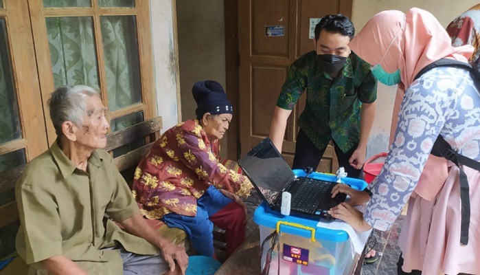 Disdukcapil Jepara Datangi Difabel dan Lansia Urus KTP El