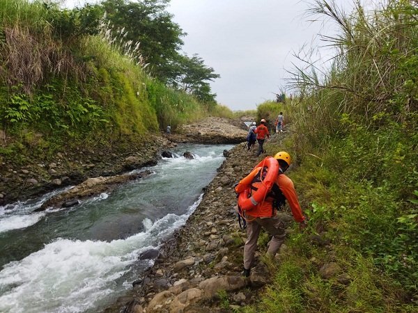 Terpleset, Warga Pekalongan Hanyut di Sungai Sengkarang
