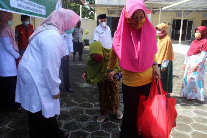 Strong Banget! 3 Nenek-Nenek di Sragen Jalan Kaki 1 Km Untuk Ambil Sembako Meski Sedang Puasa