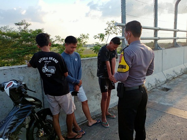 Polisi Bubarkan Kerumunan Anak Muda di Flyover Kebakkramat