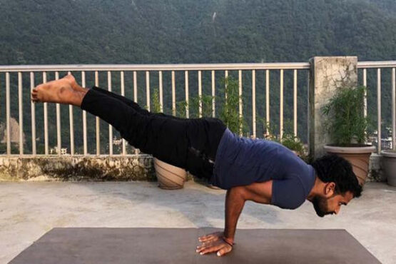 Sujud freestyle juga mirip peacock pose di yoga (Istimewa)