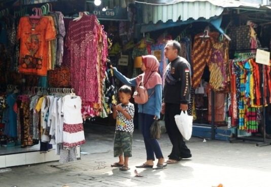 Calon pembeli melihat koleksi batik di Pasar Grosir Batik Setono Pekalongan. (Andhika Wahyu)