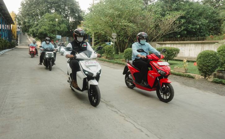 Tinjau Pabrik Gesits, Ridwan Kamil Ingin Populasi Kendaraan Listrik di Jabar Capai 30%