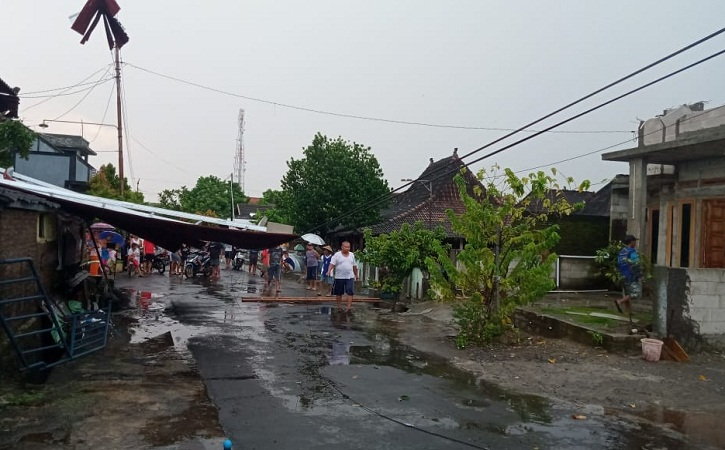 Hujan Badai, Atap Rumah Warga Gondangrejo Karanganyar Berterbangan