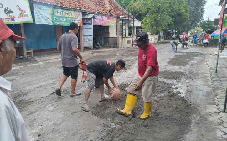 Warga Pandean Boyolali Swadaya Tambal Jalan Kabupaten