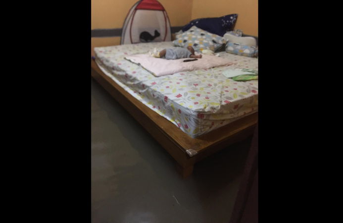 Rumah Dikepung Banjir, Warga Kingkang Klaten Ini Santuy Tidurkan Bayi di Kasur