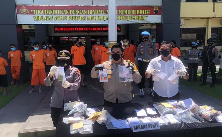 Kapolresta Solo Kombes Pol Ade Safri Simanjuntak (tengah) menunjukkan barang bukti sabu-sabu terbungkus kemasan permen di Mapolresta Solo, Jumat (23/4/2021). (Solopos-Ichsan Kholif Rahman)