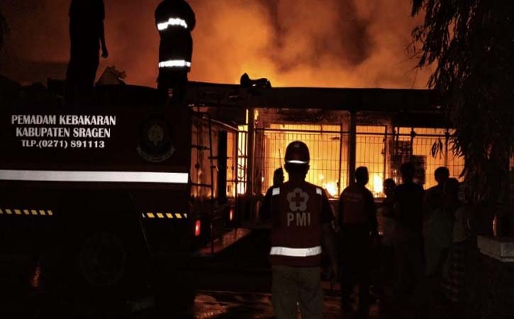 Kebakaran Hanguskan Rumah dan Toko Grosir Pertanian di Masaran Sragen