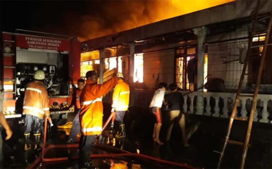 Upaya pemadaman kebakaran rumah dan toko grosir pertanian di Dukuh Ngasinan, Gebang, Masaran, Sragen