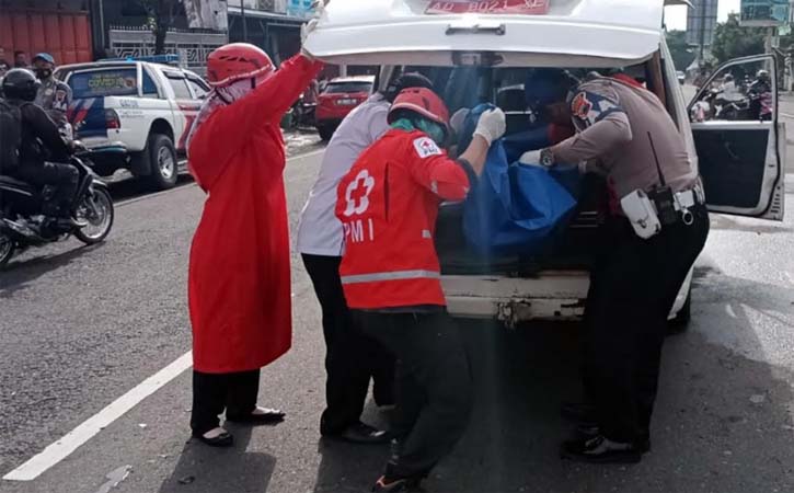 Tim PMI Sragen bersama anggota Satlantas Polres Sragen mengevakuasi korban meninggal dunia setelah peristiwa kecelakaan lalu lintas di Jl. Sragen-Ngawi, Banaran, Sambungmacan, Sragen, Rabu (7/4/2021). (Istimewa-dok. PMI Sragen)