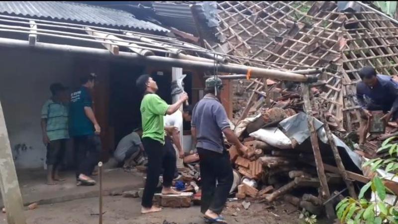 Banjir Dan Longsor Di Madiun, 1 Warga Tertimpa Reruntuhan Rumah