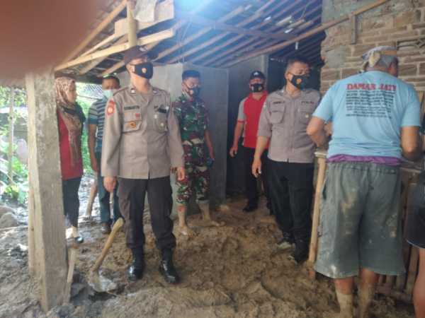Longsor Di Sambirejo Sragen, Tebing Setinggi 10 Meter Timpa Rumah Warga