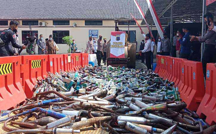 Jelang Ramadan di Boyolali, 2.506 Botol Miras & Knalpot Digilas hingga Hancur