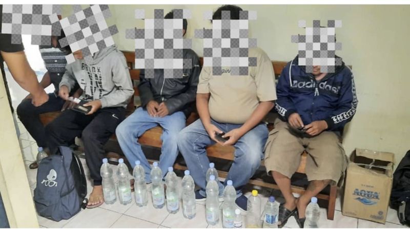 5 Lelaki Tua Di Banjarsari Solo Dikukut Polisi Saat Pesta Miras, Netizen: Poso-Poso Mendem!