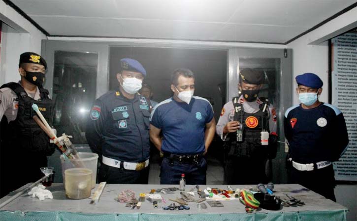 Barang-barang hasil razia napi dan tahanan oleh tim gabungan digelar di meja dalam kompleks Lembaga Pemasyarakatan Kelas IIA Sragen, Selasa (7/4/2021) malam. (Solopos-Tri Rahayu)