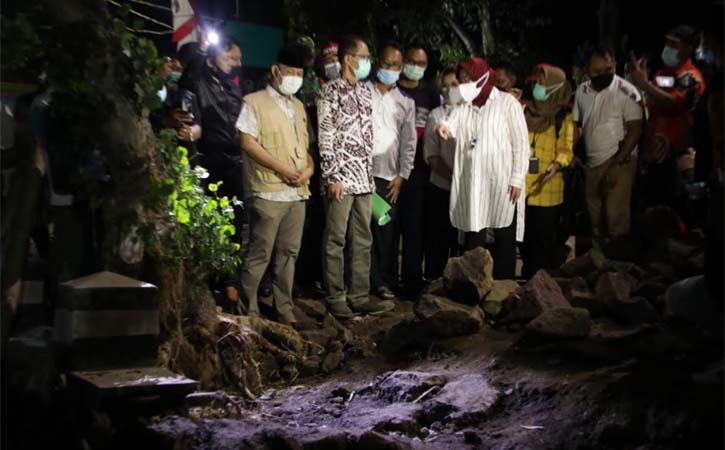 Tinjau Lokasi Banjir Magetan, Mensos Risma Beri Bantuan dan Sarankan Ini