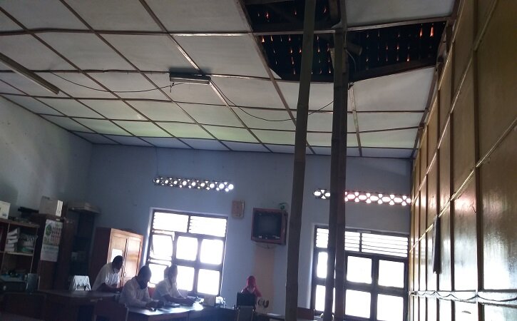Memprihatinkan, Gedung Kecamatan Tulung Disangga Bambu