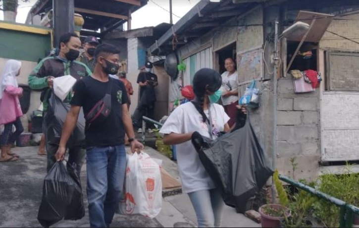 Komunitas Tempat Nasi Gratis Jogja Bagi-Bagi Makanan dan Sembako ke Lansia Kali Code