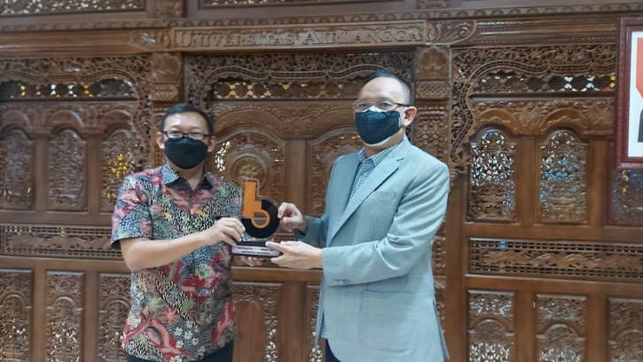 Ini Dia Si Peniup Peluit Pertama Covid-19, Awalnya Jadi Bahan Candaan