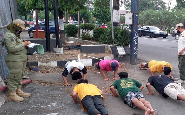 Tak Pakai Masker Saat Ngabuburit, 17 Warga Sragen Dihukum Push Up