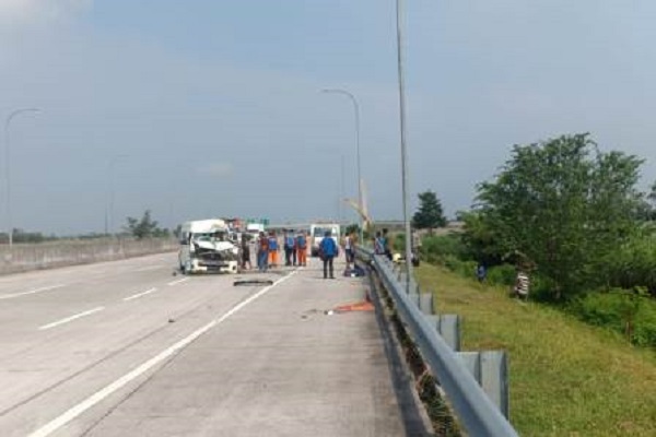 Mobil Rombongan Pemudik Hantam Truk di Jalan Tol Madiun