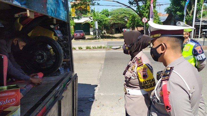 Petugas Amankan Truk Berisi Pemudik, Hewan Peliharaan dan Motor