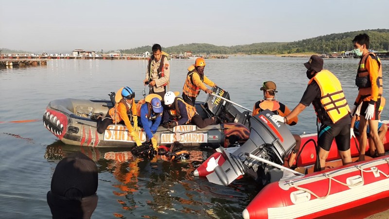 berita terpopuler waduk kedungombo perahu terbalik juru mudi