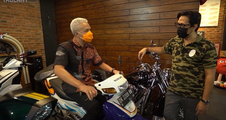 Tangkapan layar penampilan Gubernur Jateng, Ganjar Pranowo, bersama Andre Taulany di channel Youtube TAULANY TV. (Youtube TAULANY TV)