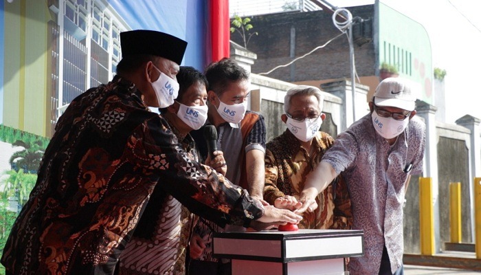 Penekanan tombol tanda groundbreaking Tower UNS, Jumat (28/5/2021). (Solopos.com-Humas UNS)